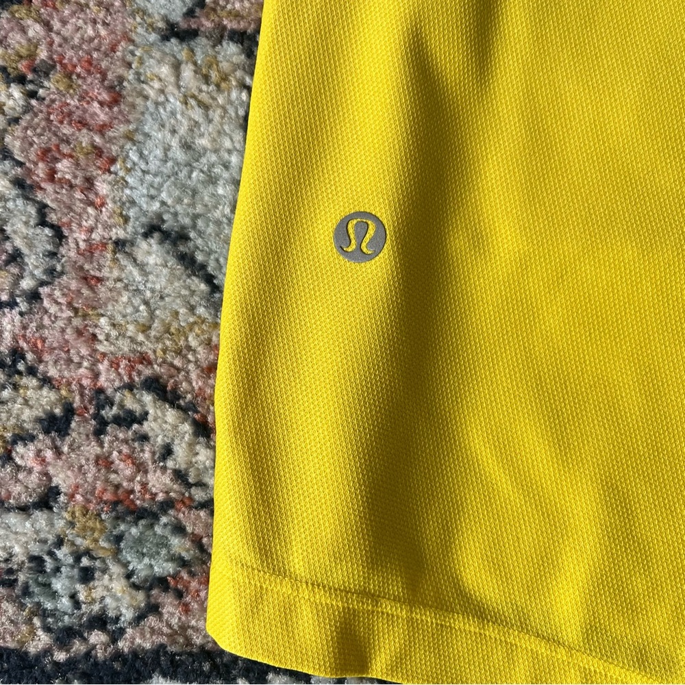 Lululemon License to Train Linerless Shorts 7” Yellow Sz Medium - Picture 10 of 10